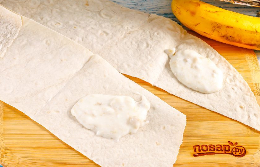 1. Этап. Конвертики из лаваша с творогом и бананом: Каждый лист лаваша нарежьте длинными полосками. Из одного листа получается три полоски. На край каждой из них выложите по 1 ст.л. начинки.