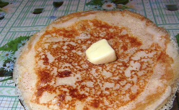 1. Этап. Блинчики на дрожжах: 7. Еще горячими блинчики можно смазать сливочным маслом. Подавать к столу их можно с начинкой или с любимыми сладкими сиропами.