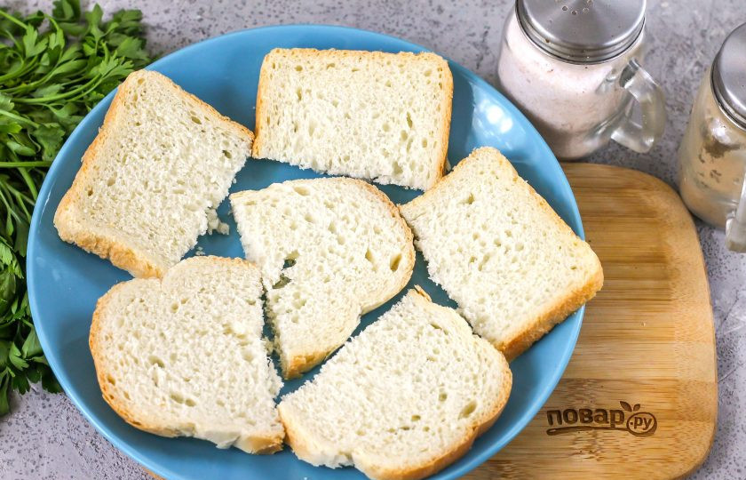 1. Этап. Бутерброды с авокадо и яйцом: Ломтики хлеба любого сорта разрежьте пополам, выложите на тарелку.