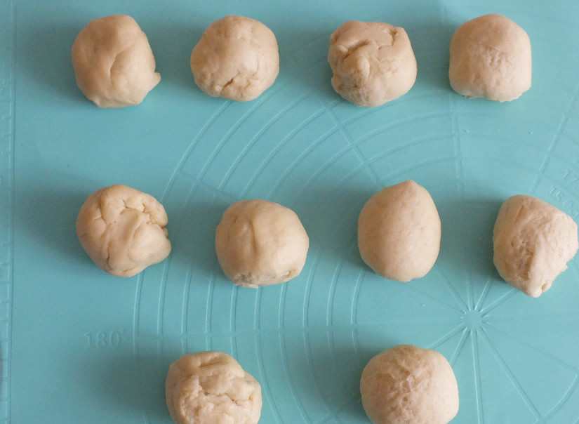 1. Этап. Пилита: Поделите тесто на шарики с одинаковым весом.