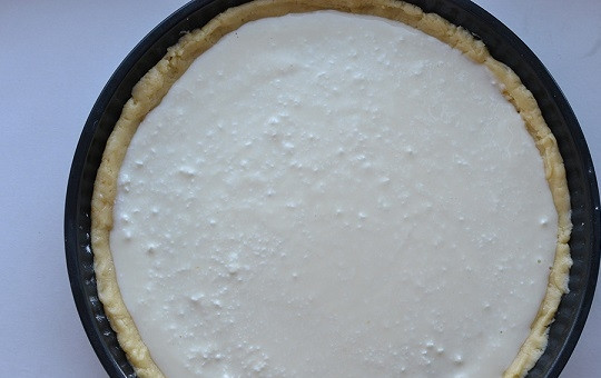 1. Этап. Творожно-сметанный торт: 6. Выложите на корж творожно-сметанную смесь.