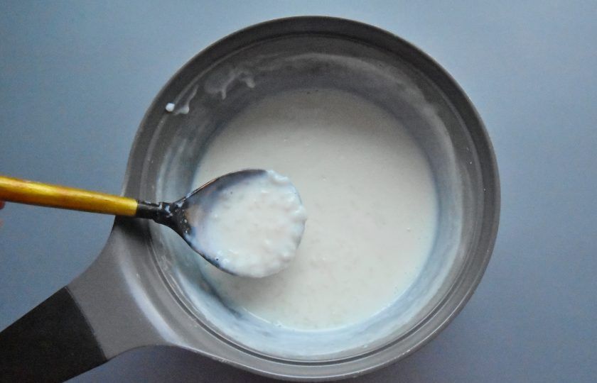 1. Этап. Рисовый пудинг с бананами: В кипящее молоко тонкой струйкой введите крахмальную воду и непрерывно мешая доведите молочную смесь до загущения. Добавьте банановое пюре и снимите пудинг с огня.