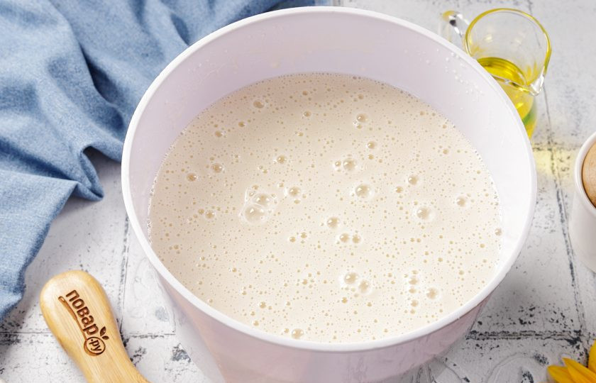 1. Этап. Блинчики на кефире: Перемешайте всё до однородного состояния.