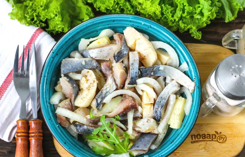 1. Этап. Салат Русская закуска: Подайте блюдо к столу охлажденным, особенно рады ему будут мужчины.