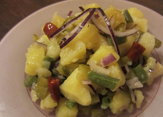 1. Этап. Салат с картошкой и солеными огурцами: 6. Перед подачей салатик лучше охладить. Вот такой аппетитный и сытный перекус без лишних хлопот. Для любителей остренького можно добавить перец чили.