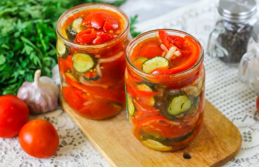 1. Этап. Салат из перцев, огурцов и помидоров на зиму: Затем аккуратно извлеките банки из кипящей воды, выключив нагрев.