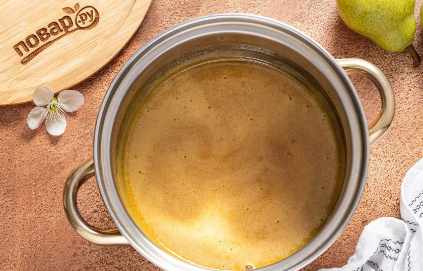 1. Этап. Грушевый мед: Проварите до его полного растворения.