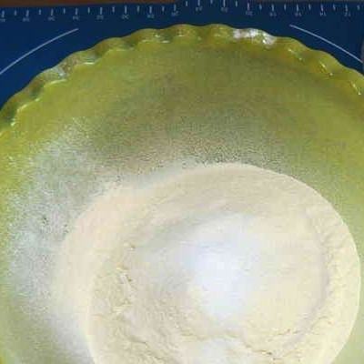 1. Этап. Хлеб с тыквенными семечками: Берем миску, просеиваем в нее муку с солью.