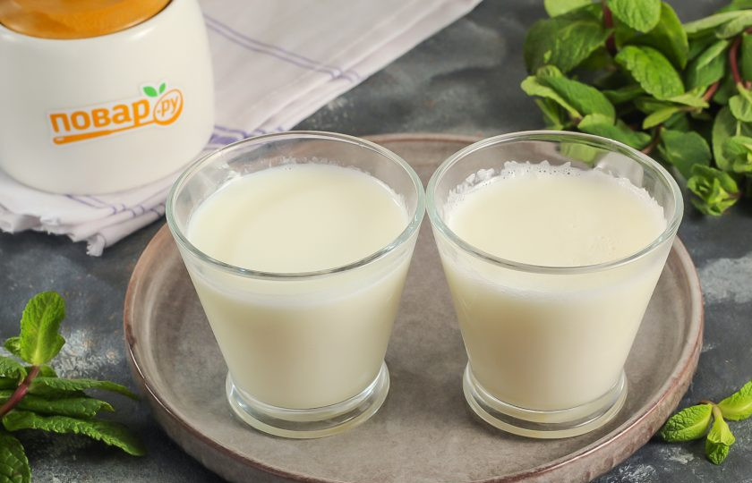 1. Этап. Панна-котта с манго: Влейте сливочную массу в стаканы или чашки, оставляя сверху немного места для мангового слоя. Поместите емкости со сливочной массой в холодильник на 30-60 минут до полного застывания.