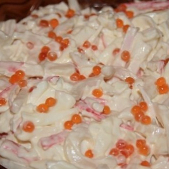 Салат с кальмарами и красной икрой