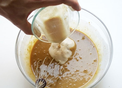 1. Этап. Бибинка: И теперь добавляем дрожжевой раствор и опять тщательно перемешиваем.