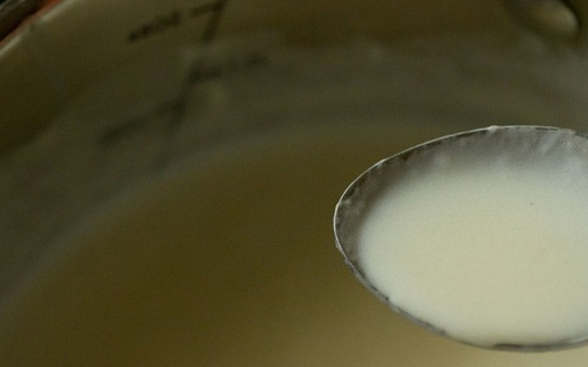 1. Этап. Паста с сырным соусом: Затем начинайте постепенно вливать молоко, постоянно помешивая соус. Он должен немного загустеть.