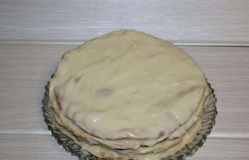 1. Этап. Кокосовый Наполеон: Каждый корж обильно смажьте кремом. Соберите торт.