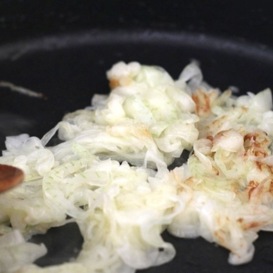 1. Этап. Крабовые крокеты: Обжариваем лук в сливочном масле до прозрачности.