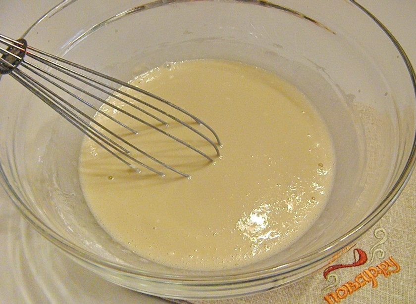 1. Этап. Постные блины: Перемешивайте венчиком, пока тесто не станет гладким и однородным.