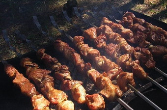1. Этап. Шашлык по-осетински: Мясо жарить до золотистого цвета, периодически переворачивая.
