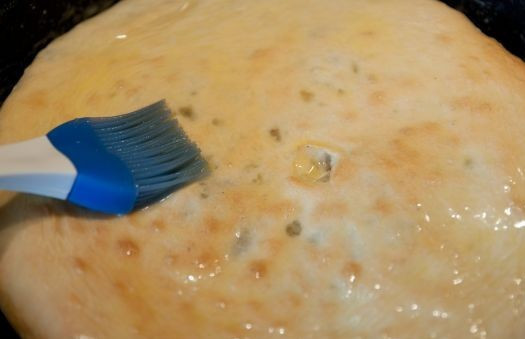 1. Этап. Фыдджын (осентинские пироги с мясом): Осторожно переносим пирог в форму, которую мы нагревали вместе с духовкой. Если нужно еще немного растягиваем наш круг до нужного размера (не забываем, что форма горячая!). А теперь внимание! При 300 градусах пирог печется 12 минут, при 280 — 15 минут, при 250 — 20 минут! Соблюдение этого времени обязательно! Готовый пирог смазываем сверху сливочным маслом.