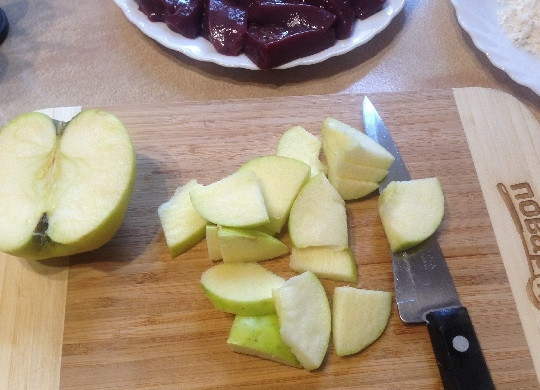 1. Этап. Говяжья печень с курагой и яблоком: 3. Яблоко очистите от сердцевины, можно снять кожуру. Нарезаем яблоко.