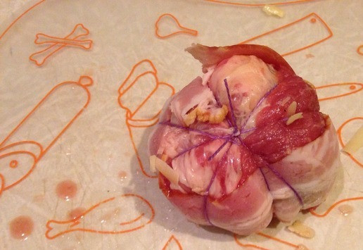 Мясные бомбочки 1. Этап. Мясные бомбочки: Отрезаем прочную нитку, и обматываем