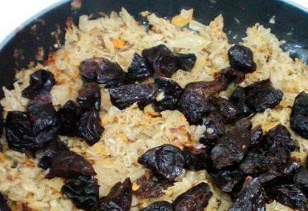 1. Этап. Капуста, тушенная с черносливом: Помойте все остальные овощи. Нашинкуйте капусту, натрите на крупной тёрке морковь. Добавьте их к луку. Всё посолите и поперчите. Накройте крышкой и тушите 20 минут. Потом добавьте чернослив, предварительно его промыв и разрезав.