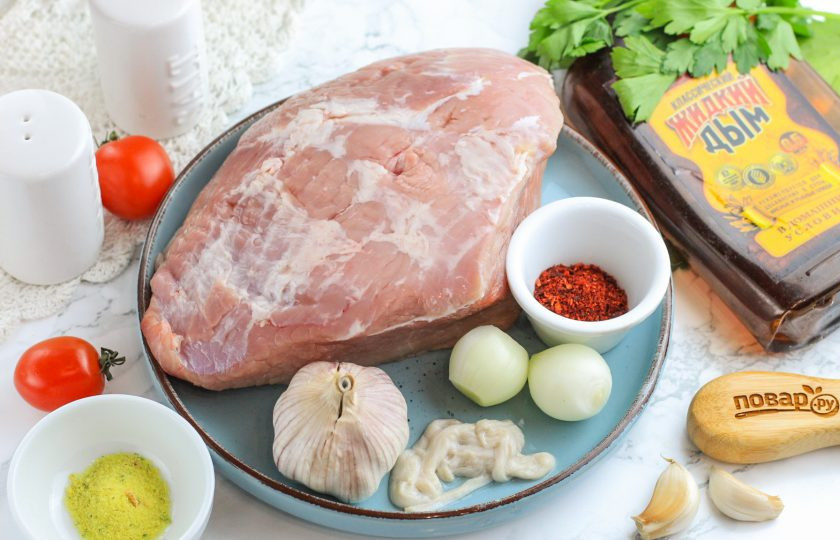 1. Этап. Домашняя варено-копченая колбаса: Подготовьте указанные ингредиенты. Свинину приобретите жирноватую, с небольшой прослойкой сала.