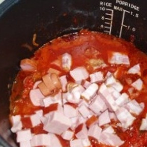 1. Этап. Солянка в мультиварке: Выложите порезанные копчености в мультиварку.