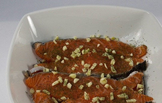 1. Этап. Рыба в рассоле: 3. Подготовьте контейнер и выложите туда рыбку. Пересыпьте каждый слой чесноком.