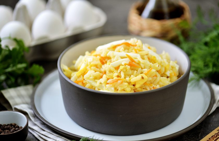 1. Этап. Плов на льняном масле с яйцами: Готовый плов разложите по порционным тарелкам и подавайте к столу. Приятного аппетита!