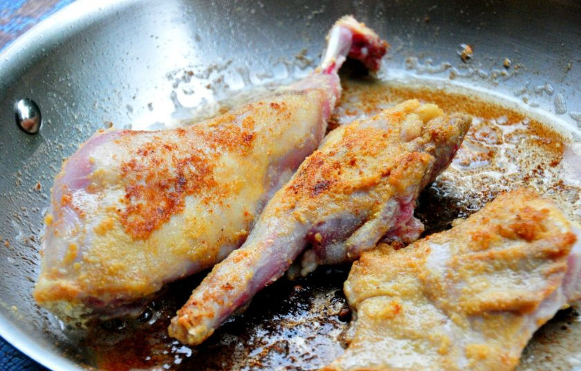 1. Этап. Простой рецепт кролика: В большой емкости смешайте горчицу, муку, соль и перец. Отправьте в соус кролика и хорошо перемешайте, чтобы смесь покрыла кусочки мяса со всех сторон. Отправляйте жариться кролика в разогретую сковородку с маслом на среднем огне до красивого золотистого цвета.