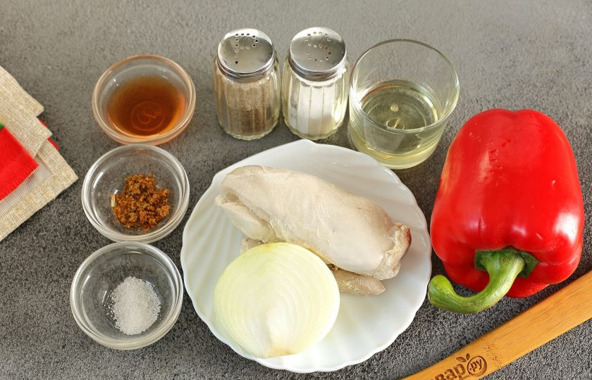 1. Этап. Салат с курицей без майонеза: Подготовьте все ингредиенты. Куриное филе заранее отварите в подсоленной воде и охладите.