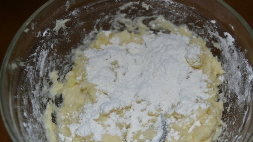 1. Этап. Картофельные ватрушки с курицей: К картофельному пюре добавьте немного масла, муку и яйцо. Перемешайте до единой консистенции.
