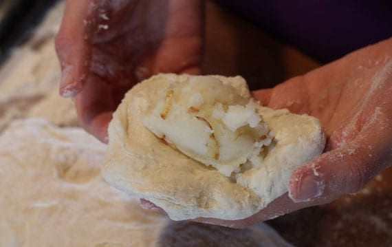 1. Этап. Начинка из картошки для пирожков: 5. Тесто разделите на небольшие кусочки, затем внутрь каждого выложите небольшое количество начинки и плотно защипните.