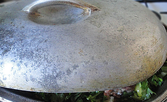 1. Этап. Чакапули из телятины: Кладем сливочное масло, накрываем казан крышкой и тушим на медленном огне 2,5-3 часа. Тушим до мягкости мяса, чтобы оно легко отделялось от кости.