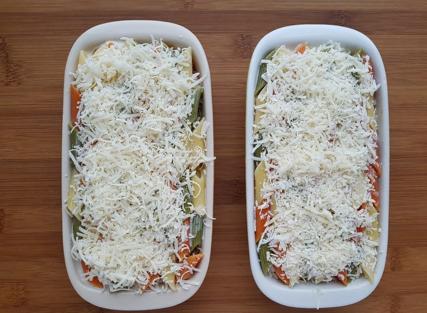 1. Этап. Запеканка по-неаполитански: Сверху запеканки распределите натертый пармезан.