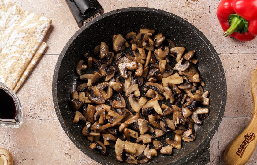 1. Этап. Фунчоза с курицей и шампиньонами: Шампиньоны нарежьте произвольно и обжарьте до испарения жидкости.