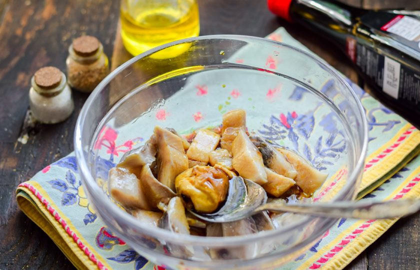 1. Этап. Селедка с картошкой в духовке: Влейте соевый соус, добавьте горчицу, соль и перец.