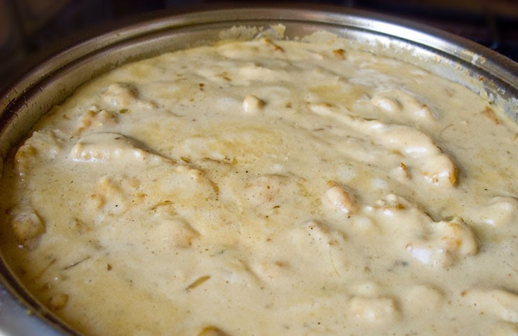 1. Этап. Бефстроганов из индейки со сметаной: На другой сковороде обжариваем измельченный лук до прозрачности. Добавляем сметану, смешанную с мукой, соль и перец, все тщательно перемешиваем. Доводим соус до слабого бульканья, добавляем индейку и тушим под крышкой еще несколько минут.