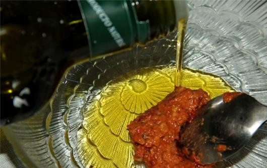 1. Этап. Мясо по-абхазски: 2. Основной секрет этого блюда, конечно же, в маринаде, но его приготовить совсем несложно. Для этого необходимо смешать 2-3 ложки аджики (острой, ароматной абхазской аджики) с небольшим количеством растительного масла. Если аджика жидкая, то достаточно 1 столовой ложки масла.