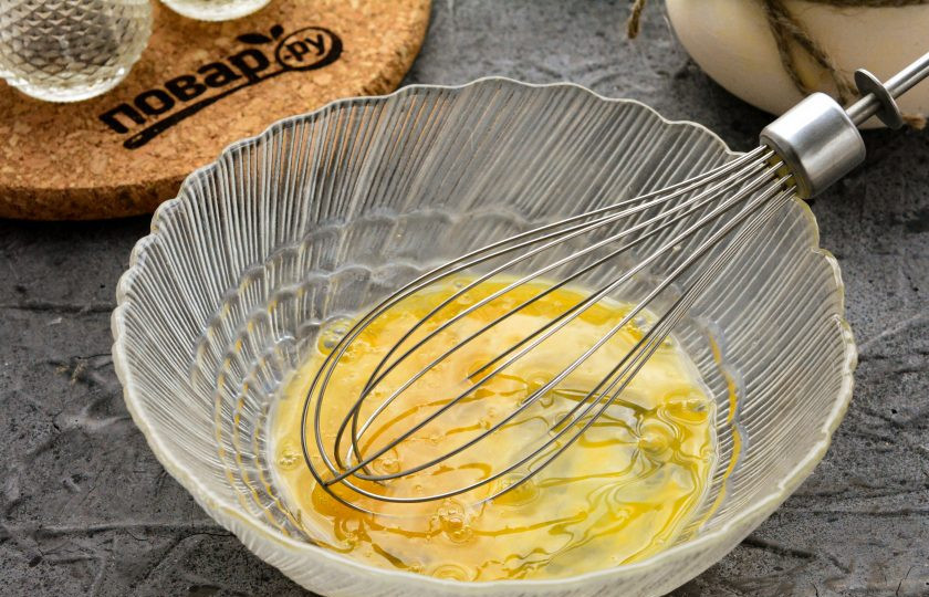 1. Этап. Кыстыбый с пюре: Приготовьте тесто. Куриное яйцо вбейте в миску, добавьте 5 грамм соли и перемешайте венчиком.