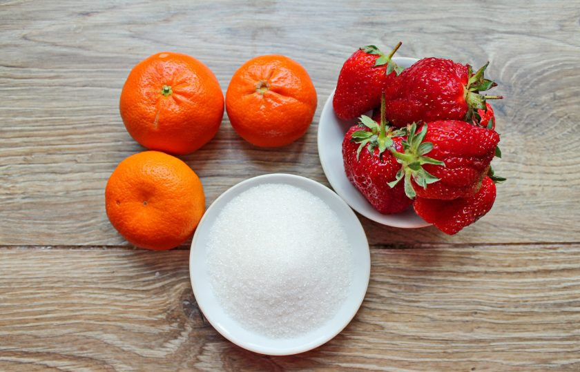 1. Этап. Варенье из клубники с мандаринами: Подготовьте все необходимые ингредиенты для приготовления клубничного варенья с мандаринами.