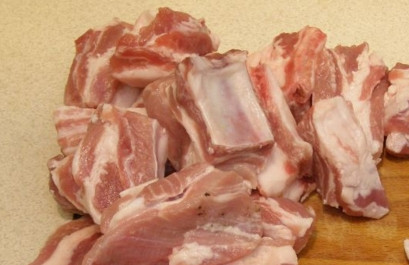 1. Этап. Свиные ребра, тушенные с картошкой: Свиные ребра порубите, помойте, а при необходимости – порежьте.