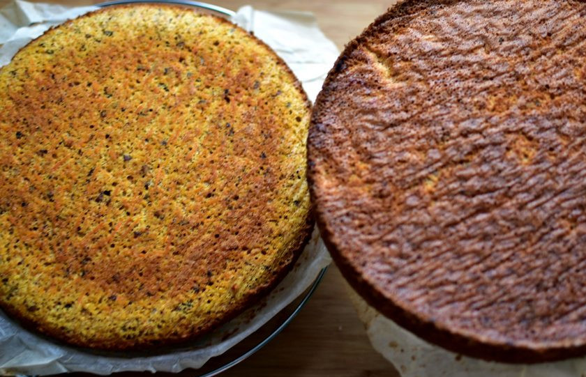 1. Этап. Морковный торт с ароматом апельсина: Готовые коржи немного остудите в формах и выньте на решетку вместе с бумагой. Полностью остудите. Можно оставить коржи на ночь, накрыв крышкой для микроволновки.