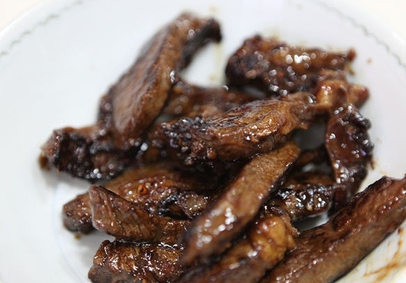 1. Этап. Жареная говядина с овощами: 9. Мясо выберите на тарелку.