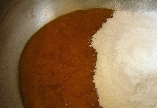 1. Этап. Пирожное Макарон с хурмой: Для крема-желе измельчите хурму с помощью блендера в пюре, добавьте желирующую смесь, перемешайте.