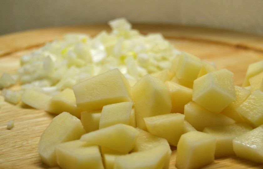 1. Этап. Суп из сушеных грибов с перловкой: 8. Тем временем очистите картошку от кожуры, вымойте ее и нарежьте небольшим кубиком.