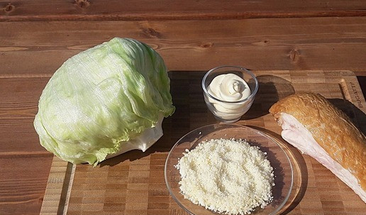 1. Этап. Салат Перепелиное гнездо: С грудки убрать кожу, сыр потереть на мелкой терке. Листья салата промыть и просушить.