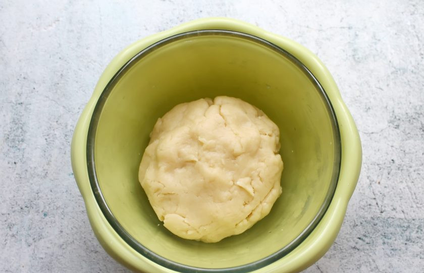 1. Этап. Пирог Ананда: Муку смешайте с разрыхлителем и все смешайте в мягкое, не липкое тесто. Заверните и дайте постоять 10 минут.