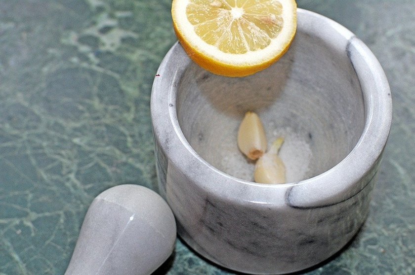 1. Этап. Эскалоп на сковороде: Измельчите чеснок с солью и лимоном.