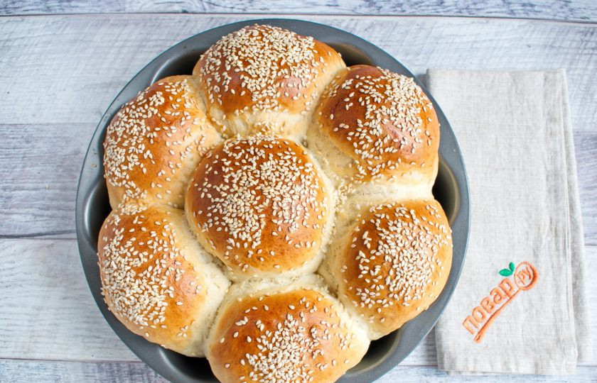 1. Этап. Булочка Ромашка: Булочки слегка остудите в форме, затем полностью на решетке под х/б полотенцем.