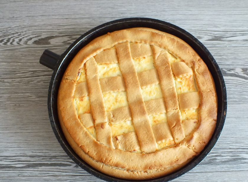 1. Этап. Пирог с творогом и сгущенкой: По истечении времени достаньте пирог из духовки. Охладите в форме, после переложите.